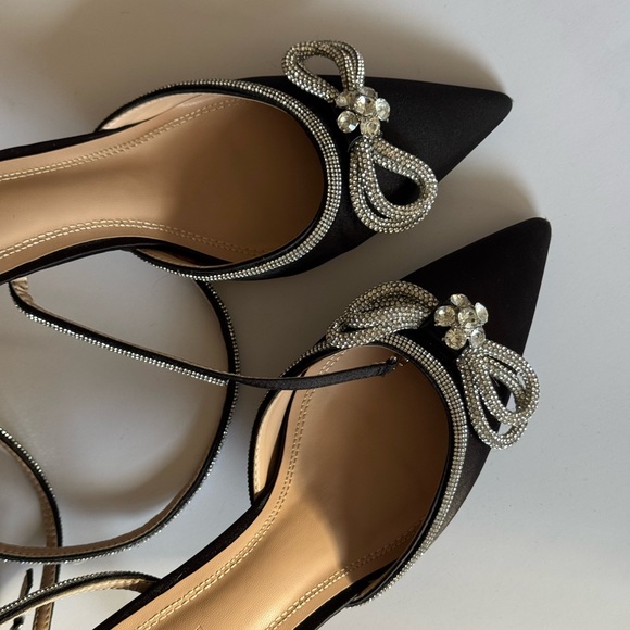 Bow heels. Satin finish. Size 10. - Picture 5 of 13